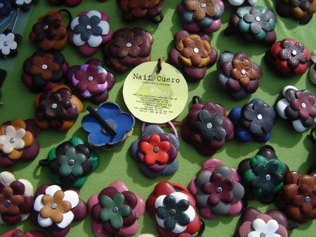 Flores de cuero en coleros con goma