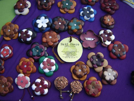 Flores de cuero con prendedor