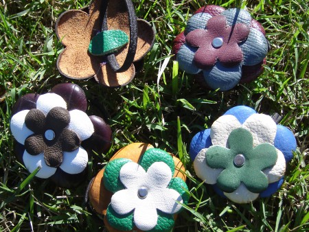 Flores de cuero con goma para tu pelo