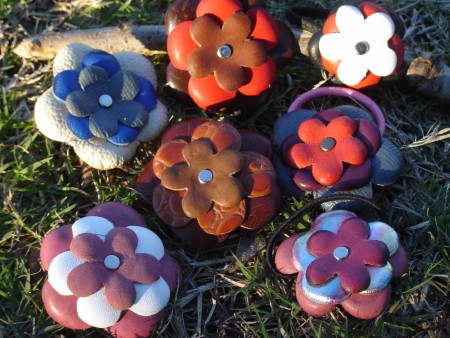 Flores de cuero con gomitas mas!!!!